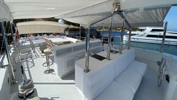 Comfortable seating area and bar on the sun deck of yacht Gül Maria